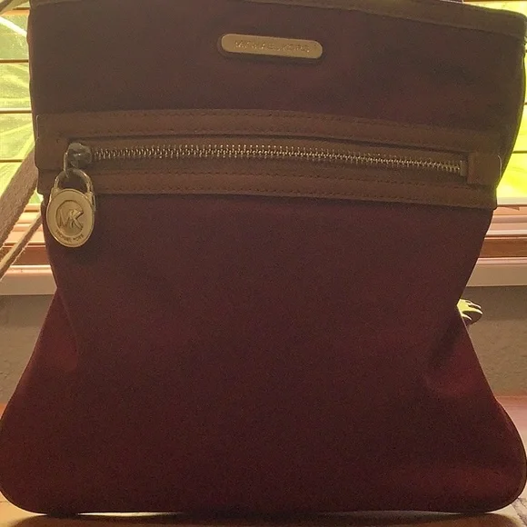 Elegant Burgundy Crossbody Bag - Picture 3 of 13